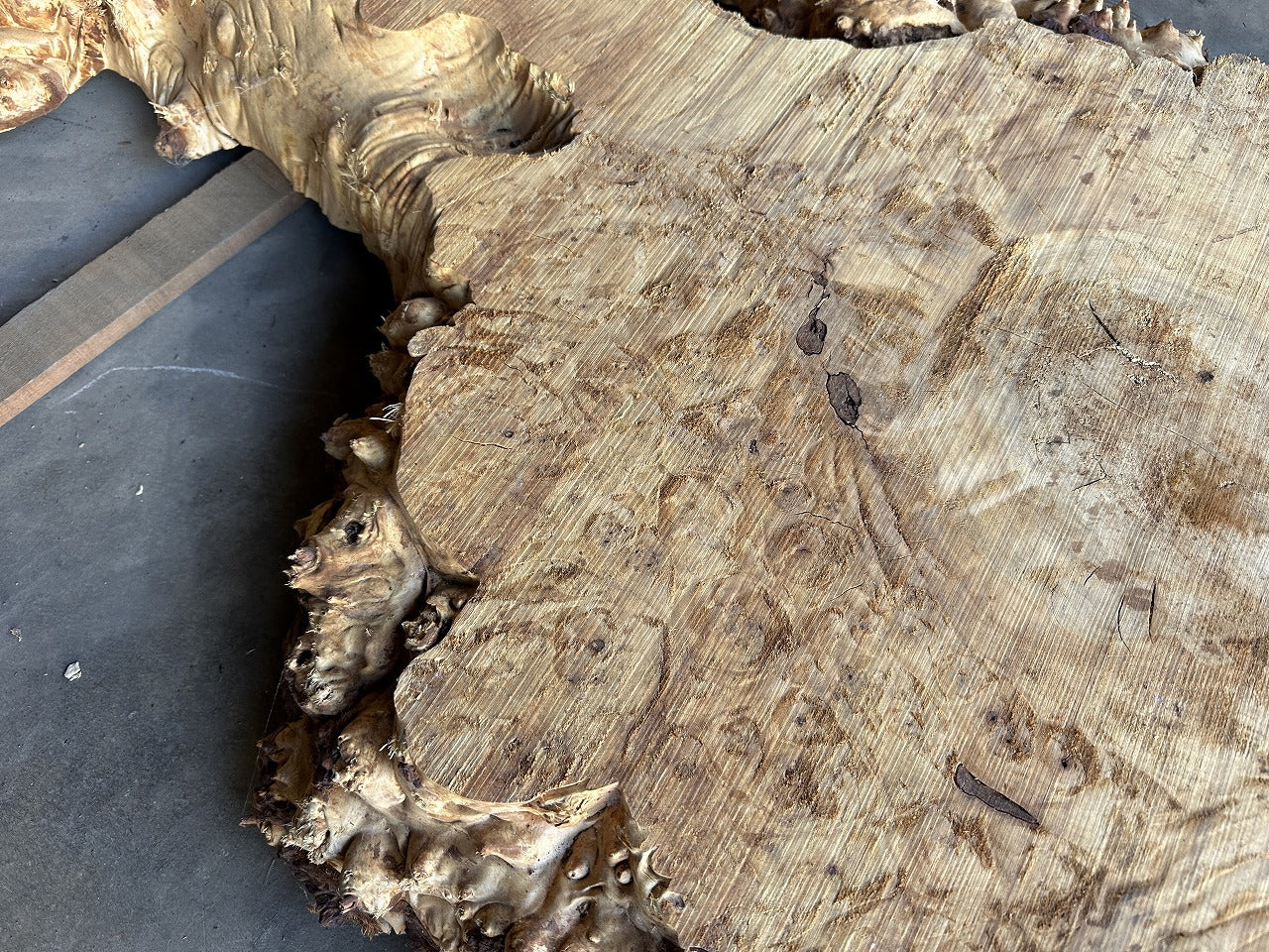 栃一枚板 レジンテーブル