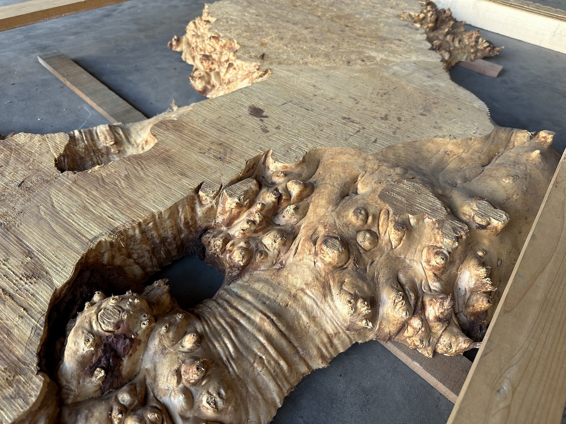 栃一枚板 レジンテーブル