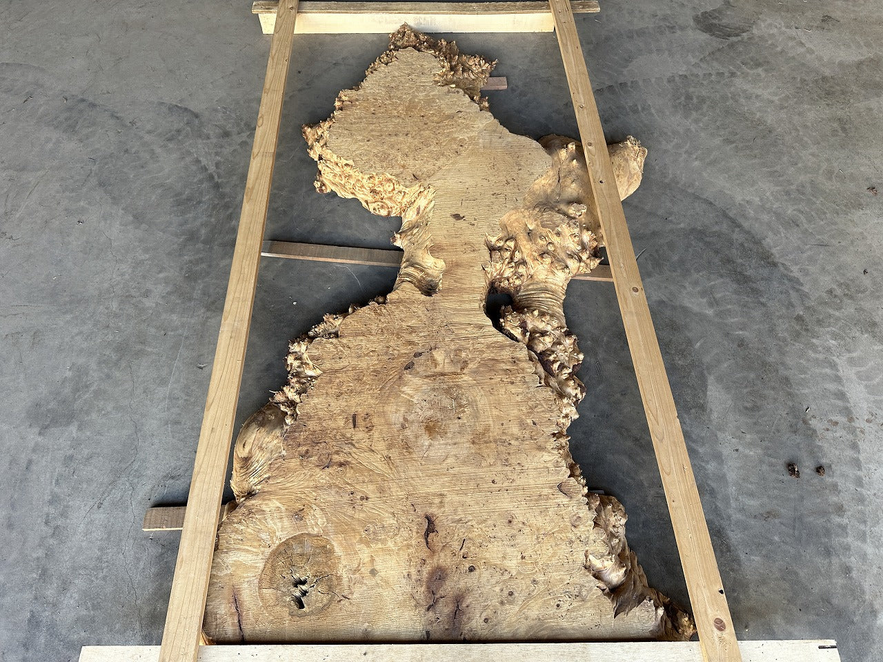 栃一枚板 レジンテーブル